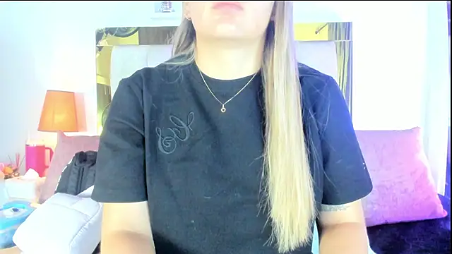 Snapshot of emmy_r chatting on October 2025 12:02:02 PM emmy r online show from October 2025 12:02:02 PM