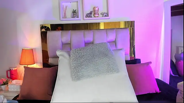 Snapshot of emmy_r chatting on November 2025 01:00:02 PM emmy r online show from November 2025 01:00:02 PM