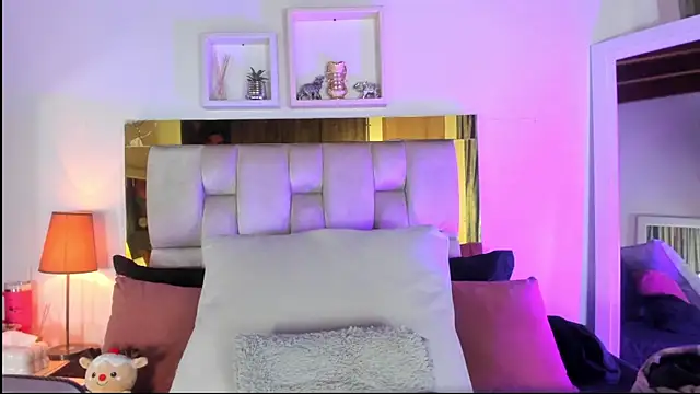 Snapshot of emmy_r chatting on November 2025 12:15:02 PM emmy r online show from November 2025 12:15:02 PM