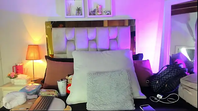 Snapshot of emmy_r chatting on November 2025 12:04:02 PM emmy r online show from November 2025 12:04:02 PM