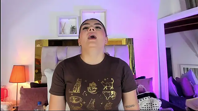 Snapshot of emmy_r chatting on November 2025 12:07:01 PM emmy r online show from November 2025 12:07:01 PM