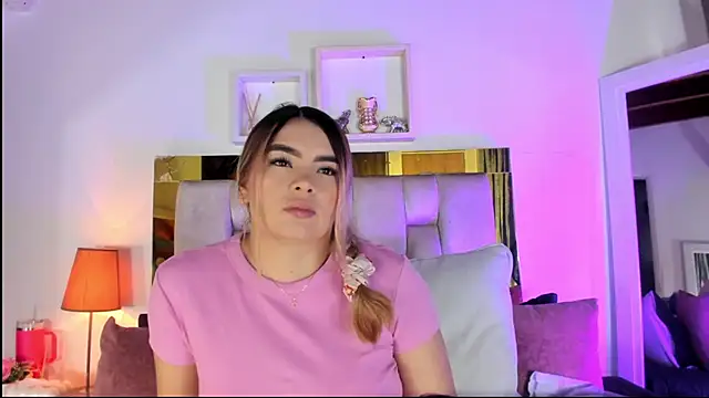 Snapshot of emmy_r chatting on November 2025 12:08:02 PM emmy r online show from November 2025 12:08:02 PM