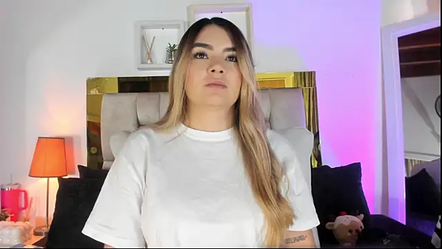 Snapshot of emmy_r chatting on December 2025 12:25:02 PM emmy r online show from December 2025 12:25:02 PM