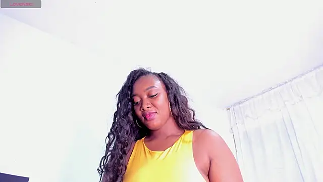 Snapshot of RoxannaBlanche chatting on February 2025 11:04:02 PM RoxannaBlanche online show from February 2025 11:04:02 PM