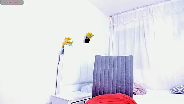 Snapshot of RoxannaBlanche chatting on March 2025 11:29:01 AM RoxannaBlanche online show from March 2025 11:29:01 AM