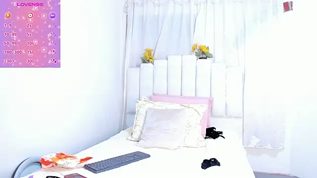 Snapshot of RoxannaBlanche chatting on September 2025 12:07:01 PM RoxannaBlanche online show from September 2025 12:07:01 PM