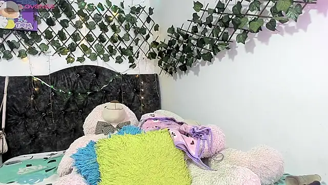 Snapshot of PaulinaSwan chatting on October 2025 04:21:02 AM PaulinaSwan online show from October 2025 04:21:02 AM