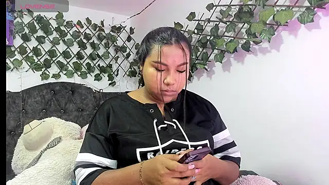 Snapshot of PaulinaSwan chatting on October 2025 03:58:01 PM PaulinaSwan online show from October 2025 03:58:01 PM