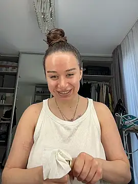 Snapshot of deliaroyal chatting on April 2026 02:04:02 PM deliaroyal online show from April 2026 02:04:02 PM
