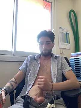 Snapshot of GuillaumebeauZizi chatting on April 2026 02:58:02 PM GuillaumebeauZizi online show from April 2026 02:58:02 PM
