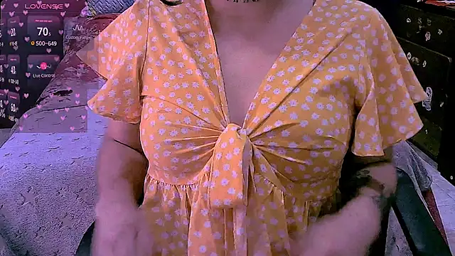 Snapshot of NinaYellow chatting on April 2026 02:00:02 PM NinaYellow online show from April 2026 02:00:02 PM