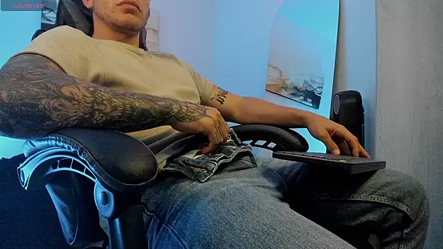 Snapshot of LucianSinclair chatting on January 2025 03:23:01 AM LucianSinclair online show from January 2025 03:23:01 AM