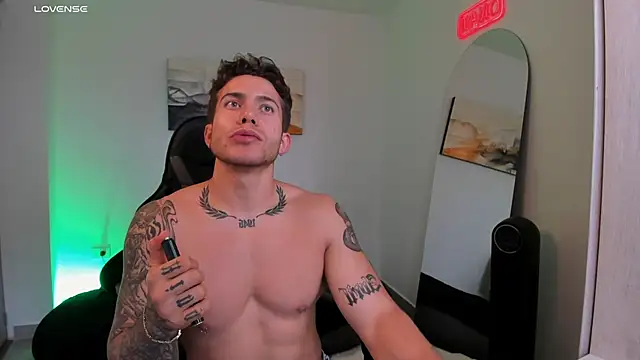 Snapshot of LucianSinclair chatting on February 2025 09:49:02 PM LucianSinclair online show from February 2025 09:49:02 PM