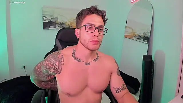 Snapshot of LucianSinclair chatting on February 2025 12:19:02 AM LucianSinclair online show from February 2025 12:19:02 AM