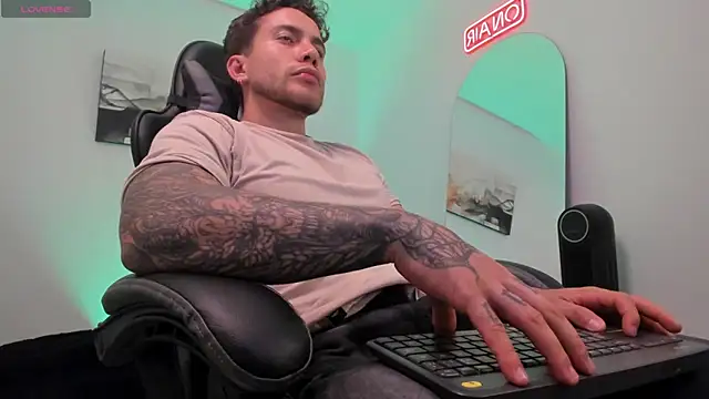 Snapshot of LucianSinclair chatting on March 2025 01:11:01 AM LucianSinclair online show from March 2025 01:11:01 AM