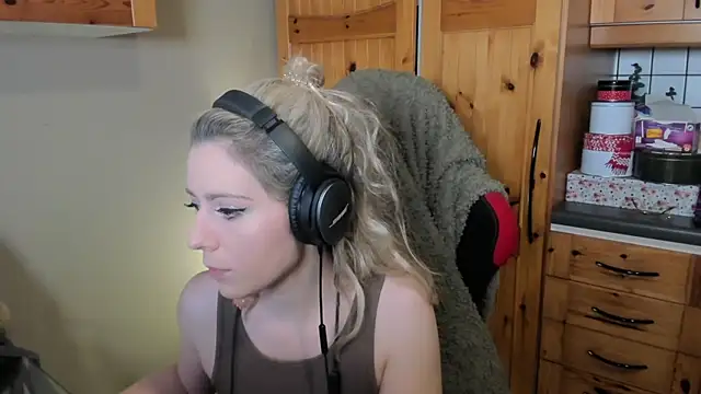 Snapshot of Lisaonthemoon chatting on December 2024 11:03:02 PM Lisaonthemoon online show from December 2024 11:03:02 PM