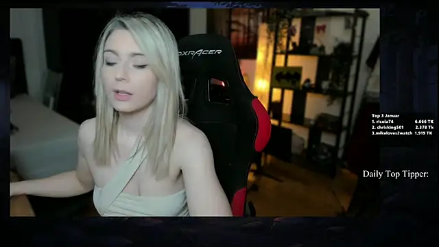 Snapshot of Lisaonthemoon chatting on January 2025 02:25:01 PM Lisaonthemoon online show from January 2025 02:25:01 PM