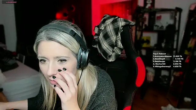 Snapshot of Lisaonthemoon chatting on February 2025 08:54:02 PM Lisaonthemoon online show from February 2025 08:54:02 PM