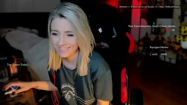 Snapshot of Lisaonthemoon chatting on October 2025 08:49:01 PM Lisaonthemoon online show from October 2025 08:49:01 PM