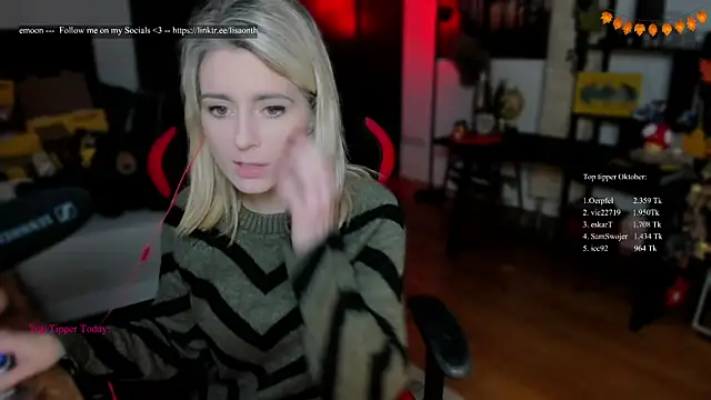 Snapshot of Lisaonthemoon chatting on October 2025 07:22:01 PM Lisaonthemoon online show from October 2025 07:22:01 PM