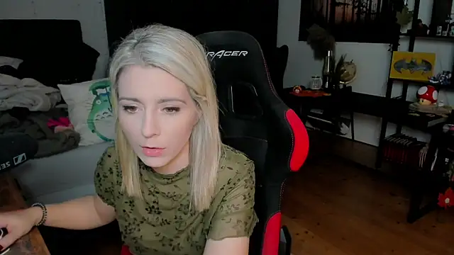 Snapshot of Lisaonthemoon chatting on October 2025 01:56:02 PM Lisaonthemoon online show from October 2025 01:56:02 PM