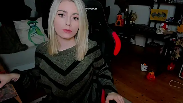 Snapshot of Lisaonthemoon chatting on October 2025 05:56:01 PM Lisaonthemoon online show from October 2025 05:56:01 PM