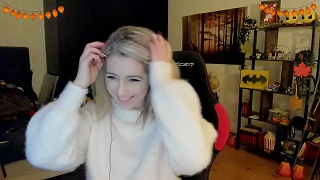 Snapshot of Lisaonthemoon chatting on November 2025 10:52:02 PM Lisaonthemoon online show from November 2025 10:52:02 PM