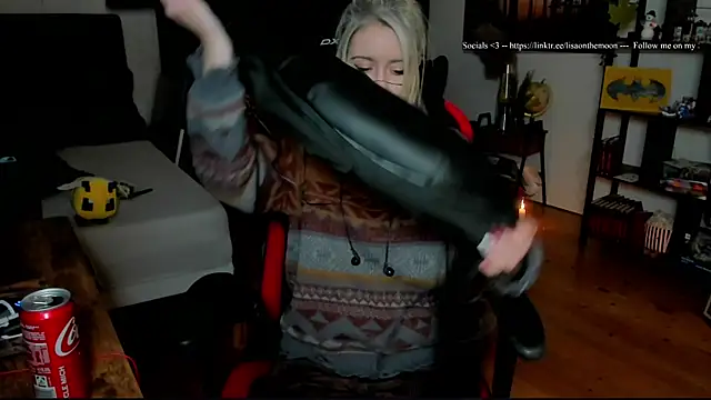 Snapshot of Lisaonthemoon chatting on November 2025 08:22:01 PM Lisaonthemoon online show from November 2025 08:22:01 PM