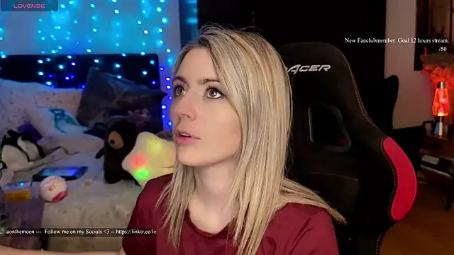 Snapshot of Lisaonthemoon chatting on April 2026 05:14:01 PM Lisaonthemoon online show from April 2026 05:14:01 PM