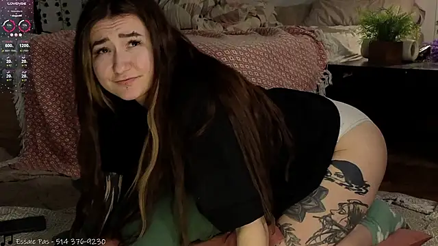 Snapshot of Megan__Hart chatting on December 2024 11:00:02 AM Megan  Hart online show from December 2024 11:00:02 AM