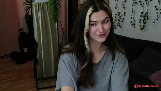 Snapshot of monikavenom chatting on April 2026 03:15:02 AM monikavenom online show from April 2026 03:15:02 AM