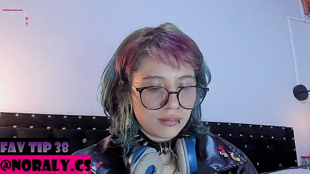 Snapshot of hey_noraly chatting on April 2026 04:06:02 AM hey noraly online show from April 2026 04:06:02 AM