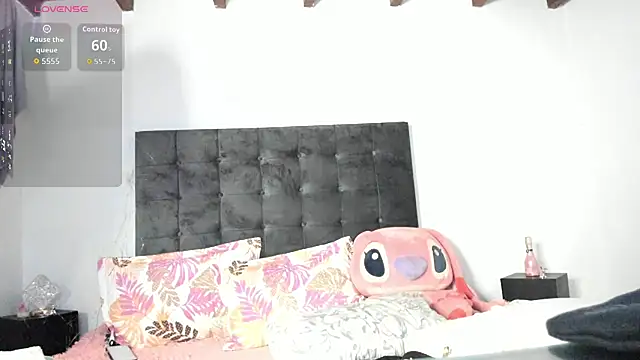 Snapshot of Kylie2211 chatting on October 2025 04:14:02 PM Kylie2211 online show from October 2025 04:14:02 PM