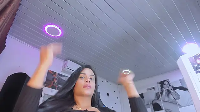 Snapshot of LatinVenuz chatting on February 2025 10:53:02 AM LatinVenuz online show from February 2025 10:53:02 AM