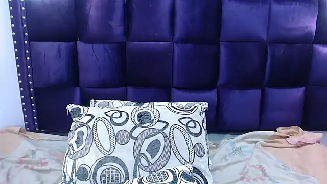 Snapshot of LindaKardi chatting on September 2025 04:23:02 PM LindaKardi online show from September 2025 04:23:02 PM