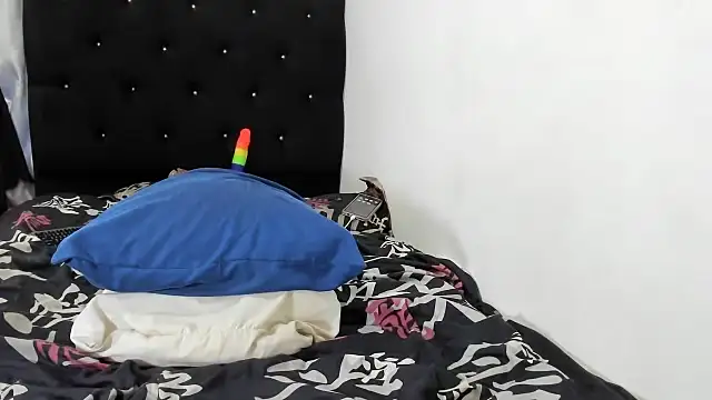 Snapshot of esmeraldastrong chatting on October 2025 10:52:02 PM esmeraldastrong online show from October 2025 10:52:02 PM