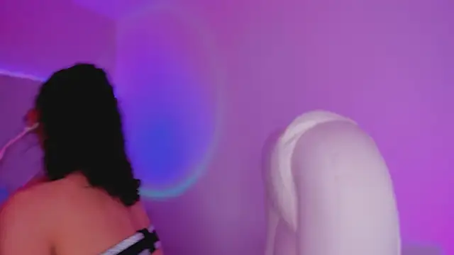 Snapshot of MiissCharlotte chatting on November 2025 02:44:01 AM MiissCharlotte online show from November 2025 02:44:01 AM