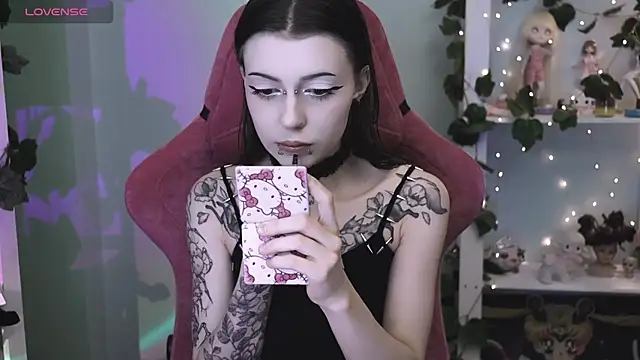 Snapshot of prettybones chatting on June 2026 11:33:02 PM prettybones online show from June 2026 11:33:02 PM