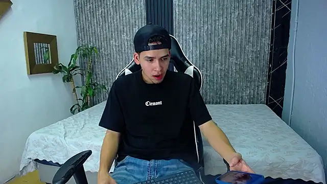 Mike 0233  online show from October 2025 04:35:02 AM