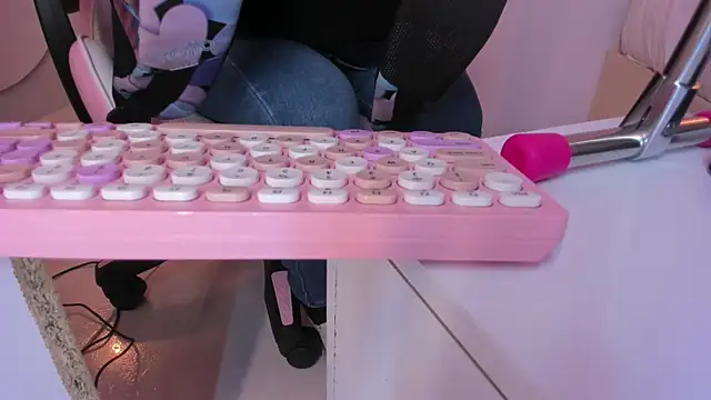 Snapshot of violeth_hill chatting on November 2025 07:12:02 PM violeth hill online show from November 2025 07:12:02 PM