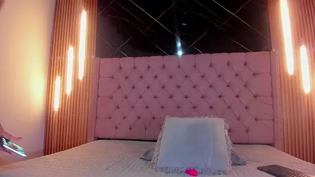 Snapshot of AinaPink chatting on April 2026 10:35:02 AM AinaPink online show from April 2026 10:35:02 AM