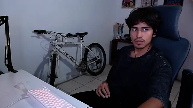 Snapshot of Thieves9 chatting on October 2025 05:48:02 PM Thieves9 online show from October 2025 05:48:02 PM