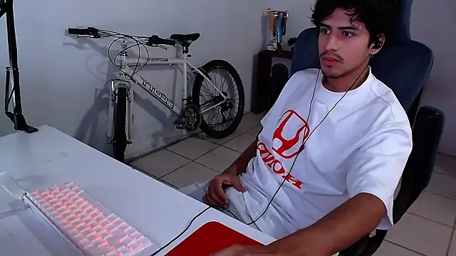 Snapshot of Thieves9 chatting on October 2025 07:04:02 PM Thieves9 online show from October 2025 07:04:02 PM