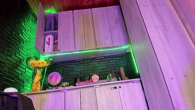 LaureenHills online show from December 2025 09:52:02 PM