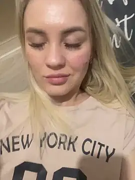 Snapshot of DreamGirl-777 chatting on January 2025 02:14:01 PM DreamGirl-777 online show from January 2025 02:14:01 PM