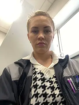 Snapshot of DreamGirl-777 chatting on February 2025 04:10:02 AM DreamGirl-777 online show from February 2025 04:10:02 AM