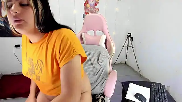 Snapshot of blonde_girl01 chatting on December 2025 04:33:01 PM blonde girl01 online show from December 2025 04:33:01 PM