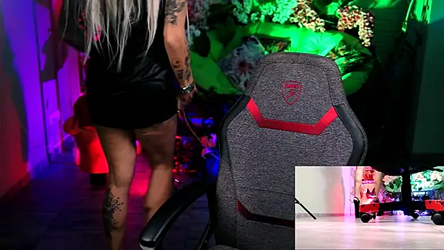 MonicaMaxwel online show from October 2025 11:00:02 AM