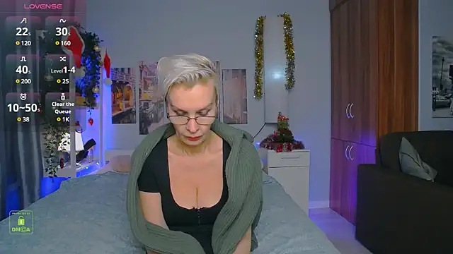 Snapshot of HelgaHimmell chatting on December 2024 10:43:02 PM HelgaHimmell online show from December 2024 10:43:02 PM