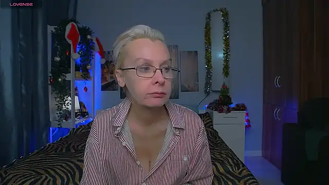 Snapshot of HelgaHimmell chatting on January 2025 11:12:01 PM HelgaHimmell online show from January 2025 11:12:01 PM